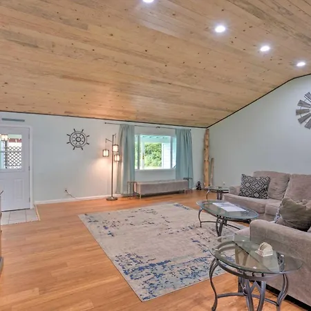 Bungalow With Wraparound Deck - 8 Mi To Brookings